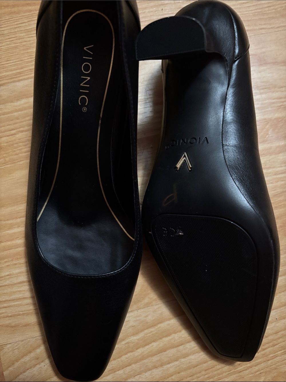 Vionic Black Women's Square-Toe Leather Pumps - Picture 2 of 3